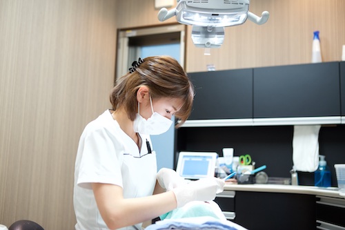 歯科衛生士が丁寧な予防処置とアドバイスをする